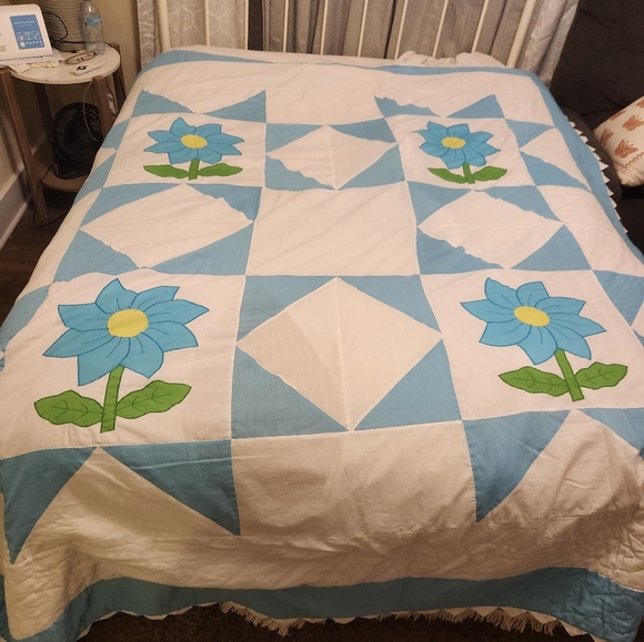 Vintage Quilt Patchwork In Blue And White,  Handmade.  Approx 90" X 76" - Picture 11 of 11